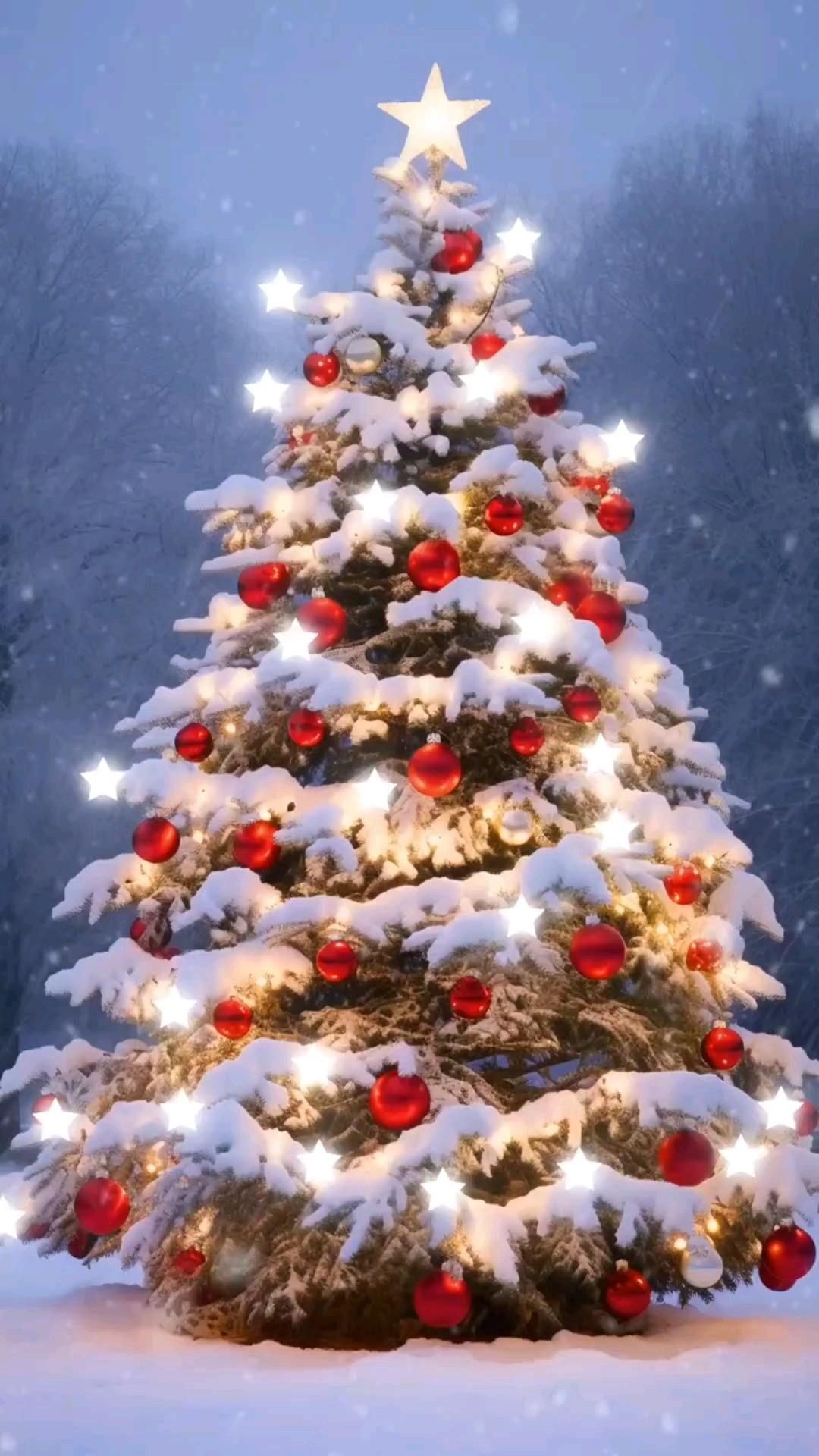 Открытка с Новым годом. Новогодняя елочка в снежном лесу. Без текста.