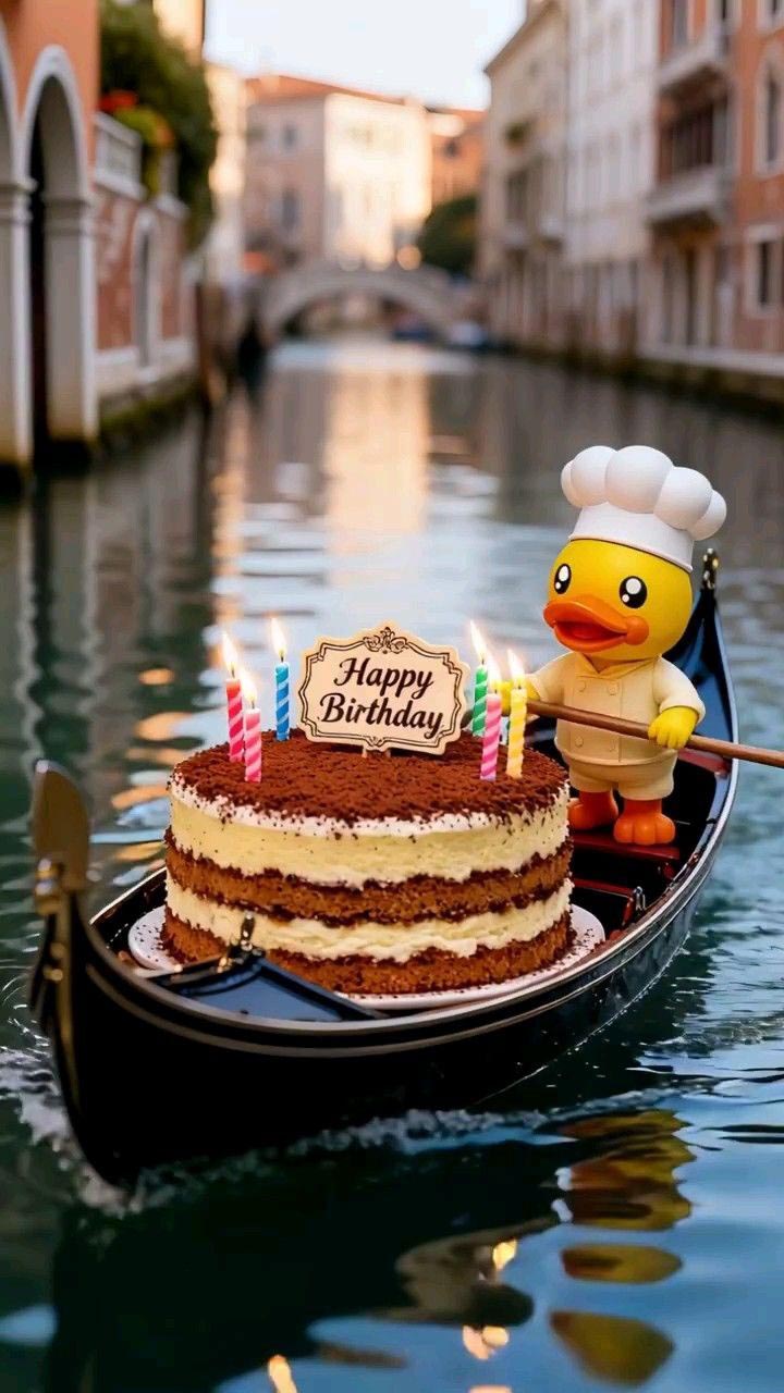 Открытка с днем рождения. Утенок в лодке с тортиком.