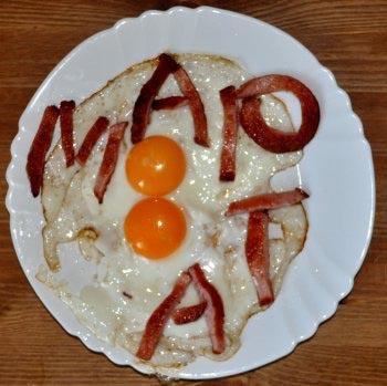 Открытка с Международным Женским Днем 8 марта прикольная с юмором. Яичница на 8 марта.