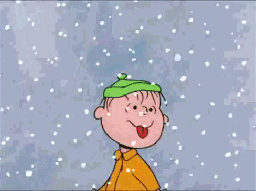 Чарли Браун под падающим снегом — классический кадр из мультфильма Peanuts. Зимняя ностальгическая атмосфера и ретро-анимация. Анимированная открытка Мальчик ловит языком снежинки Анимированное изображение персонажа Чарли Брауна из классического мультфильма «Peanuts» (Снупи). Мальчик в желтой рубашке и зеленой кепке стоит на фоне падающего снега. Атмосферная зимняя сцена, передающая праздничное и ностальгическое настроение в стиле рисованной анимации Чарльза Шульца Чарли Браун под падающим снегом — классический кадр из мультфильма Peanuts. Зимняя ностальгическая атмосфера и ретро-анимация. Анимированная открытка Мальчик ловит языком снежинки Анимированное изображение персонажа Чарли Брауна из классического мультфильма «Peanuts» (Снупи). Мальчик в желтой рубашке и зеленой кепке стоит на фоне падающего снега. Атмосферная зимняя сцена, передающая праздничное и ностальгическое настроение в стиле рисованной анимации Чарльза Шульца