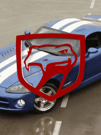 Синий Dodge Viper с белыми полосами и красным логотипом змеи на щите. Изображение мощного спортивного автомобиля и символа скорости. Анимированная открытка Автомобиль додж вайпер Синий спортивный автомобиль Dodge Viper с белыми гоночными полосами, на который наложен красный логотип в форме щита с силуэтом головы змеи. Изображение подчеркивает мощь, скорость и агрессивный дизайн легендарного масл-кара