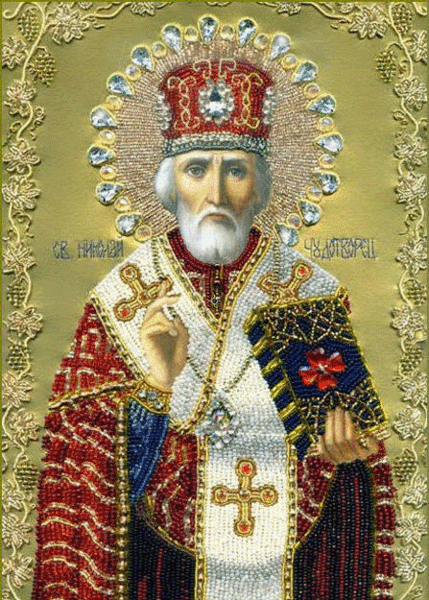 Икона Святого Николая Чудотворца, расшитая бисером и стразами. Роскошное православное изображение с золотым шитьем и сверкающим нимбом. Анимированная открытка Святой Николай Чудотворец Роскошная православная икона Святителя Николая Чудотворца, выполненная в технике вышивки бисером и стразами. На иконе изображен святой в богатом красном облачении с золотым шитьем, держащий Евангелие и благословляющий правой рукой. Икона украшена сверкающим нимбом из крупных кристаллов и декоративной рамкой. Изображение отличается высокой детализацией, использованием золотых, красных и синих бусин, что создает эффект объема и торжественного сияния