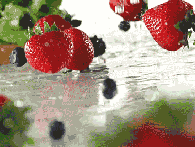 Спелая клубника и черника в брызгах воды. Сочное макрофотография свежих ягод, передающая энергию и свежесть летних фруктов. Анимированная открытка обложки в мой мир Сочное и свежее изображение спелых красных клубники и черники, погруженных в брызги чистой воды. Капли воды эффектно разлетаются вокруг ягод, подчеркивая их текстуру, глянцевый блеск и натуральность