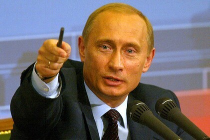 Владимир Путин на пресс-конференции: экспрессивный жест, указательный палец и микрофоны. Фото президента в деловом стиле во время официального выступления. Открытка Путин в. в владимир путин Фотография Владимира Путина в деловом костюме и галстуке. Президент изображен в динамичной позе: он наклонился вперед и указывает пальцем (держа ручку) прямо в камеру, что создает эффект прямого обращения к зрителю. На переднем плане видны профессиональные микрофоны, что указывает на проведение пресс-конференции, официального выступления или интервью