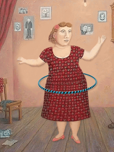 Картина в стиле наивного искусства: женщина в красном платье играет с хула-хупом в интерьере комнаты с портретами на стене. Анимированная открытка Красота требует жертв... Живописная картина в стиле наивного искусства, изображающая женщину в красном платье с узором, играющую с хула-хупом. На заднем плане — интерьер комнаты с деревянным полом и стеной, украшенной несколькими черно-белыми портретами в рамках. Композиция передает ощущение домашнего уюта и спонтанного движения