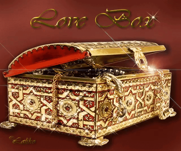 Роскошная золотая шкатулка «Love Box» с красной подкладкой. Изысканный подарок для украшений и декора интерьера в классическом стиле. Анимированная открытка Love box сокровище Роскошная декоративная шкатулка «Love Box», выполненная в изысканном золотом стиле с филигранным орнаментом. Шкатулка украшена сложными геометрическими узорами, имитирующими инкрустацию, и имеет открытую крышку, демонстрирующую бархатную красную подкладку. Золотое сияние и сверкающие блики подчеркивают премиальный дизайн изделия. Идеальный аксессуар для хранения драгоценностей, украшений или в качестве романтического подарка на свадьбу, годовщину или День святого Валентина