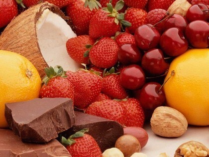 Спелые ягоды, фрукты и шоколад: сочная композиция из клубники, вишни, кокоса, цитрусовых и орехов. Идеально для темы здорового питания и десертов. Открытка Ягоды, фрукты, орехи, шоколад Аппетитная композиция из свежих сезонных фруктов и ягод, дополненная кусочками темного шоколада и орехами. На изображении крупным планом представлены спелые клубника, сочные вишни, цельные ягоды малины, разрезанный кокос, а также цитрусовые (апельсин или грейпфрут), грецкие орехи и фундук