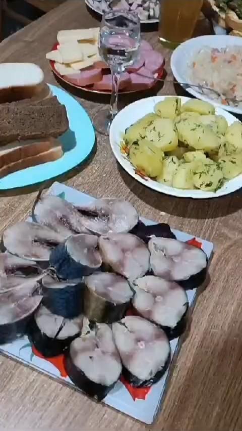 Пожелания на каждый день. Картошка с селедкой. there are many plates of food on the table with bread, potatoes and meats