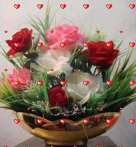 Открытка с днем рождения. a vase filled with lots of red and white flowers