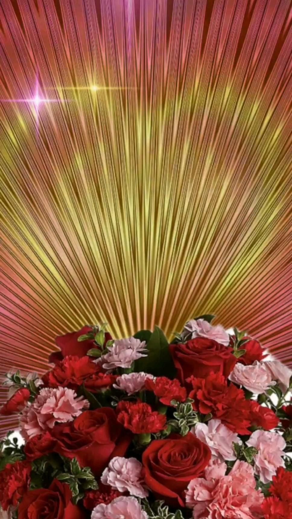 Открытка с днем рождения. a vase filled with red and pink flowers