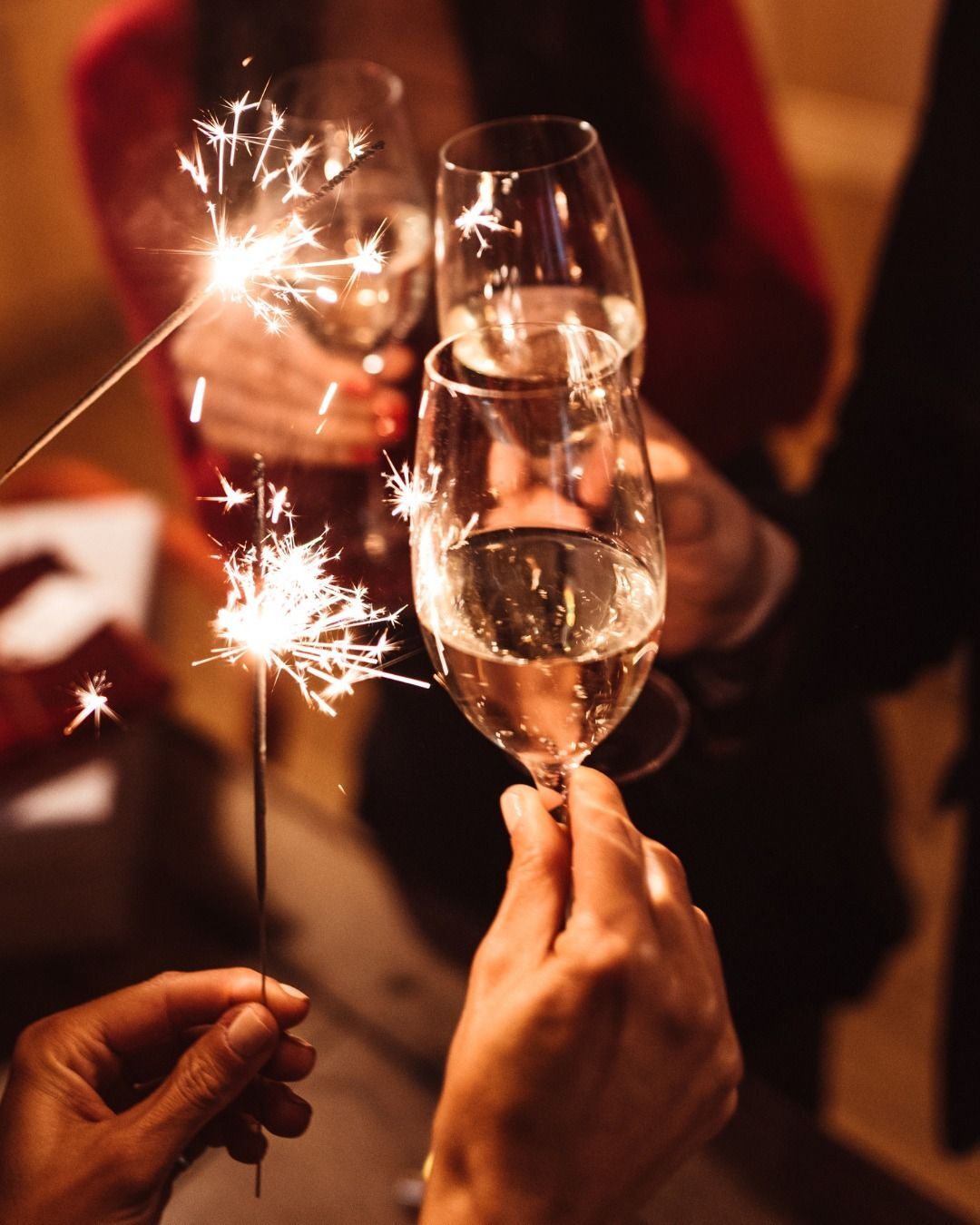 Открытка с Новым годом. Some nights call for bubbles, not alcohol 🥂 is the bottle we reach for when we want something celebratory, crisp, and properly enjoyable - without the next-day fog. Made from fermented grape juice and premium green tea, it’s bright with apple and pear notes, finished with a clean, refreshing acidity that feels made for toasting.