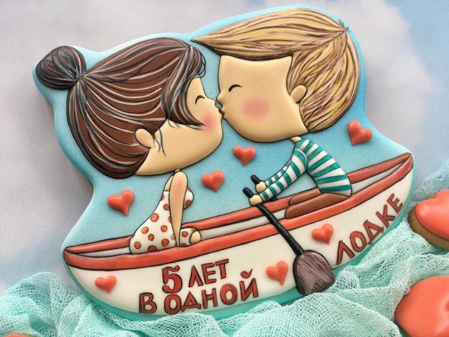 Открытка с деревянной годовщиной свадьбы 5 лет. a couple kissing in a boat with hearts