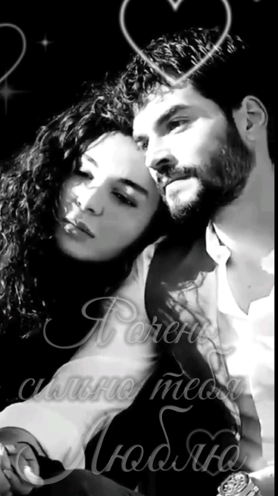 Открытка люблю тебя. black and white photograph of a man and woman with hearts in the sky above them