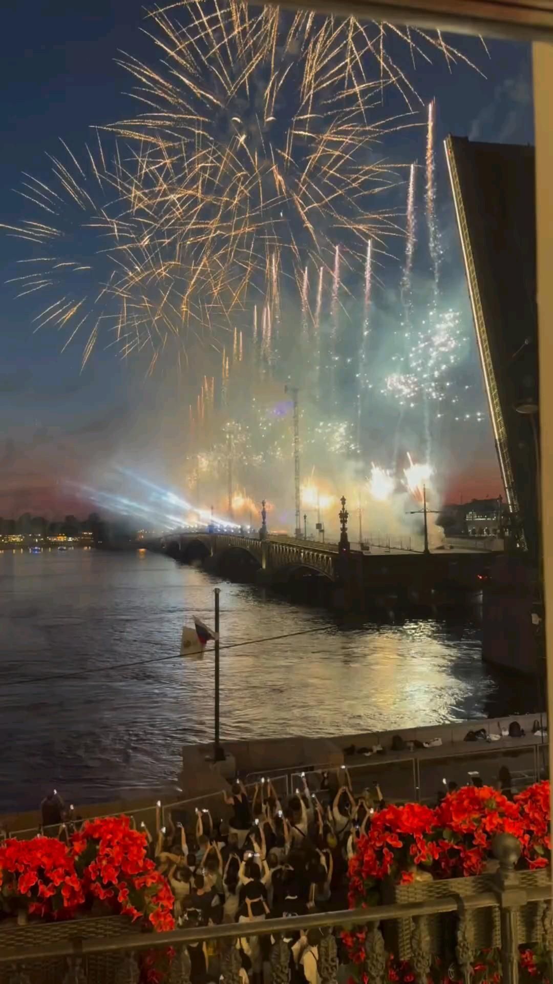 Пожелания на каждый день. fireworks are lit up in the night sky over water and buildings with red flowers on them