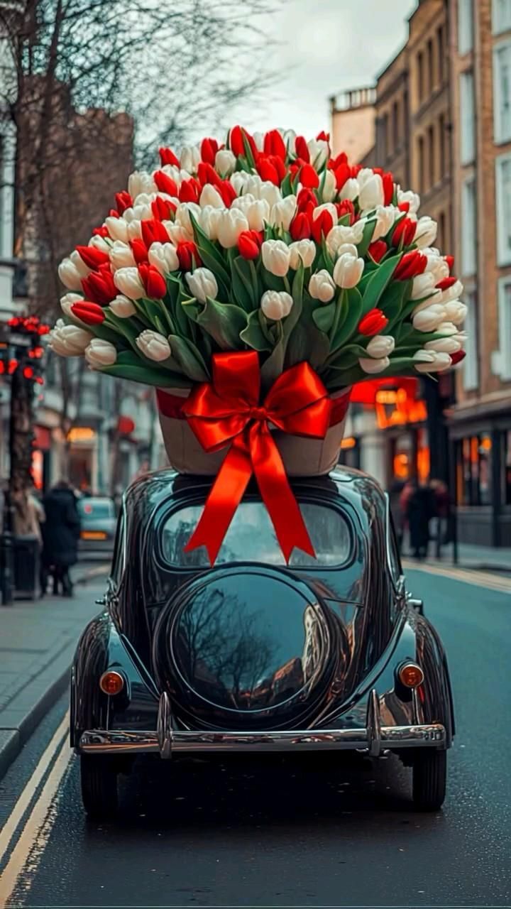 Открытка с днем рождения женщине. an old car with flowers in the back