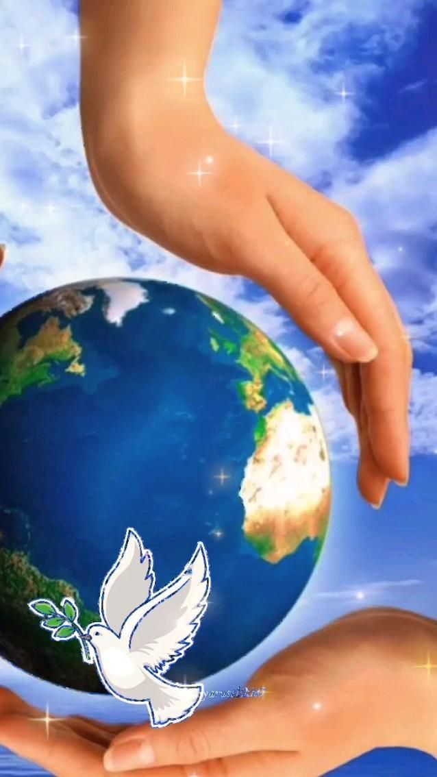 Открытка хорошего дня и настроения. #мирумир🙏 two hands holding a globe with a dove on it