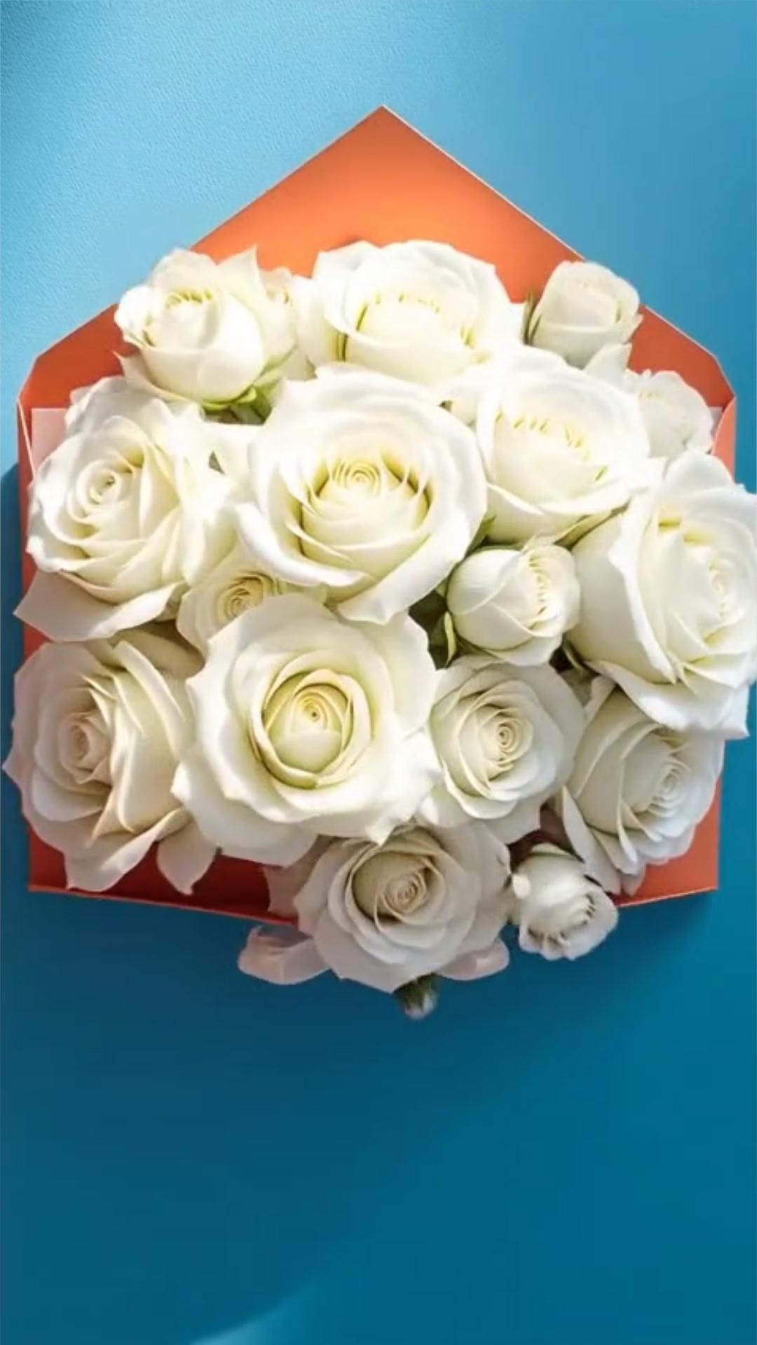 Открытка с днем рождения. a bouquet of white roses on a blue background Открытка с днем рождения. a bouquet of white roses on a blue background