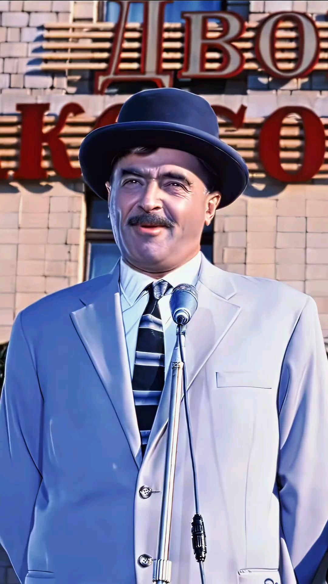 Пожелания на каждый день. #юмор 🤣😄🤣 a man in a suit and tie standing next to a microphone with a sign behind him Товарищ Саахов.