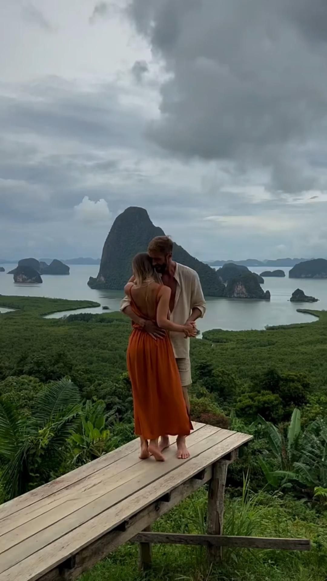 Открытка люблю тебя. Доброе пятничное утро a man and woman standing on a wooden bench looking at the ocean with mountains in the background Открытка люблю тебя. Доброе пятничное утро a man and woman standing on a wooden bench looking at the ocean with mountains in the background