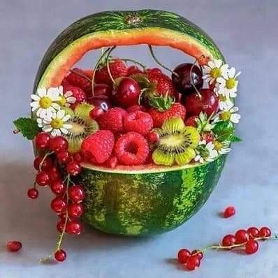 Открытка на лето. Корзинка из арбуза.