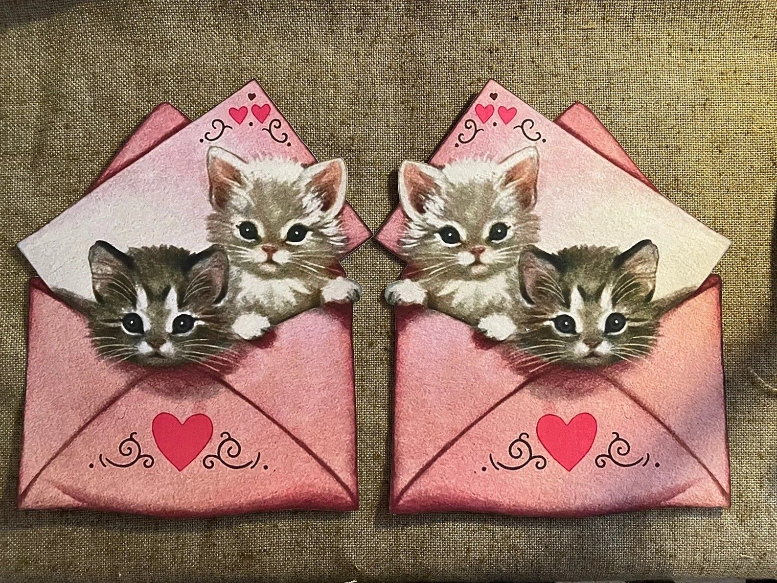Открытка про кошек, котиков. two kittens in an envelope with hearts on the front and behind them are looking at each other