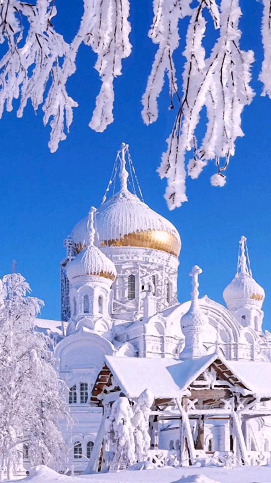 Открытка на Прощеное Воскресенье. С Прощеным Воскресеньем! the white church is surrounded by snow covered trees