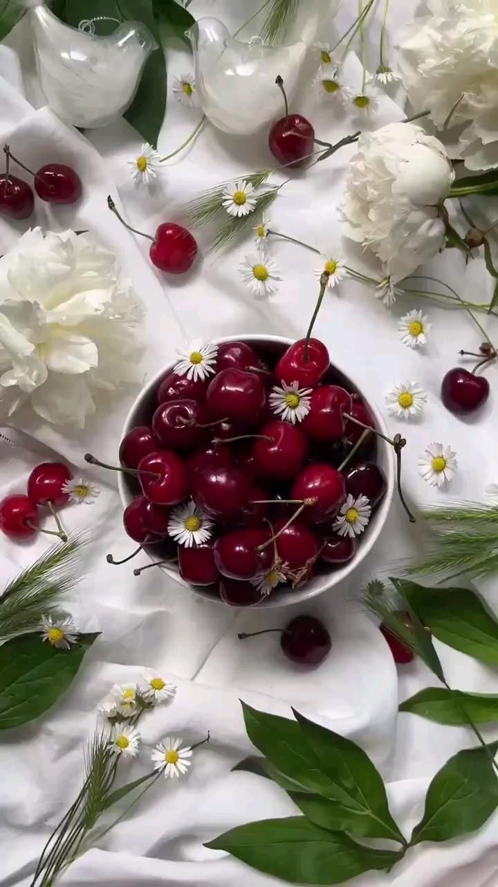 Открытка хорошего дня и настроения. cherries in a bowl surrounded by white flowers and greenery on a table cloth Открытка хорошего дня и настроения. cherries in a bowl surrounded by white flowers and greenery on a table cloth